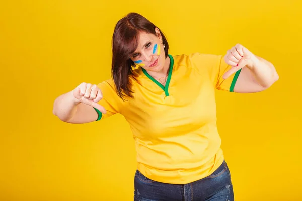 Rudowłosa Kobieta Brazylijska Fanka Piłki Nożnej Znak Niechęć Kciuk Dół — Zdjęcie stockowe