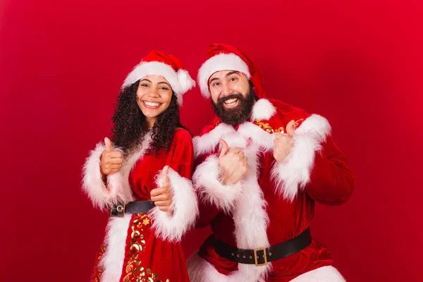 Βραζιλιάνικο Ζευγάρι Ντυμένο Για Χριστούγεννα Άγιος Βασίλης Μούμια Claus Όπως — Φωτογραφία Αρχείου