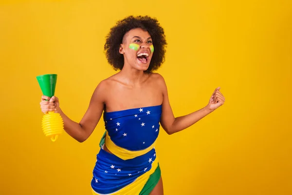 Jeune Femme Noire Fan Football Brésilien Célébrer Avec Corne Main — Photo