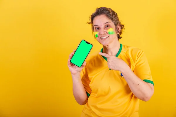 Volwassen Vrouw Braziliaanse Voetbalfan Smartphone Scherm Online Mobiel Apps App — Stockfoto