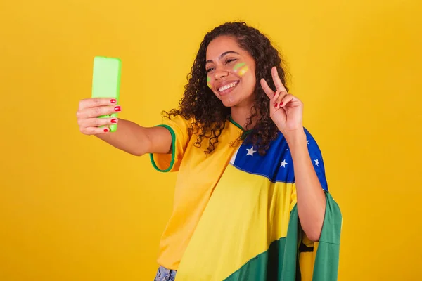 Jonge Zwarte Braziliaan Voetbalfan Zelfportret Maken Selfie Smartphone — Stockfoto