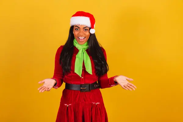 Krásná Černá Brazilská Žena Oblečená Vánočních Šatech Santa Claus Otevřenou — Stock fotografie