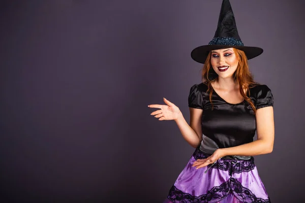 Zkouška Halloween Běloška Kostýmu Čarodějnice Prezentovat Něco Jejich Rukama — Stock fotografie