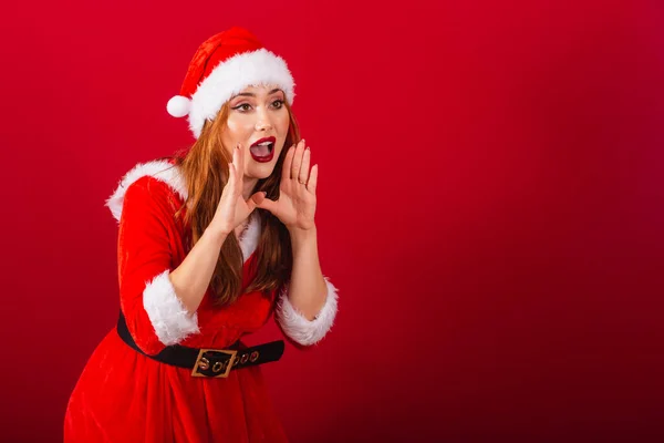 Krásná Brazilská Rusovlasá Žena Oblečená Vánočním Oblečení Santa Claus Křičící — Stock fotografie