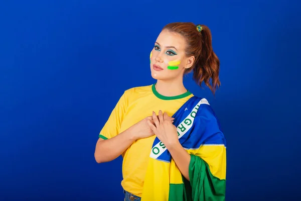 白人妇女 红头发 巴西球迷 巴西人 蓝色背景 唱国歌 — 图库照片