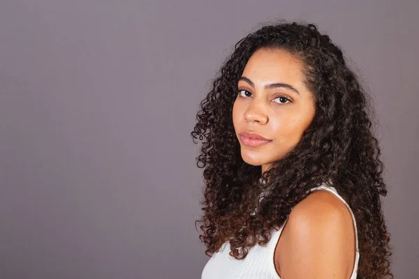 Genç Siyah Brezilyalı Kadın Yan Profil Kameraya Bakıyor — Stok fotoğraf
