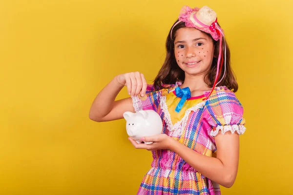 Brasilianisches Kaukasisches Kind Festa Junina Kleidung Nahaufnahme Foto Finanzen Sparschwein — Stockfoto