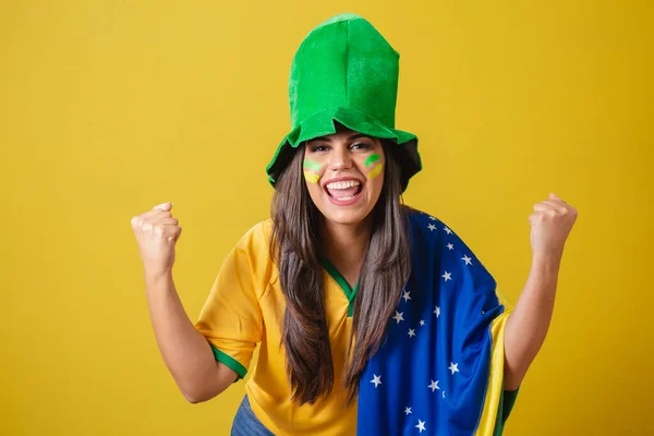 ブラジルの女性サポーター ワールドカップ2022 ゲームに行くために典型的なファンの服を着て ブラジルのフラグと緑の帽子 パーティーだ 悲鳴の目標 — ストック写真