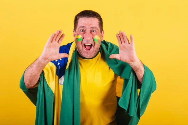 Erwachsener Mann Fußballfan Aus Brasilien Mit Fahne Promotion Schreiend Werbefoto — Stockfoto