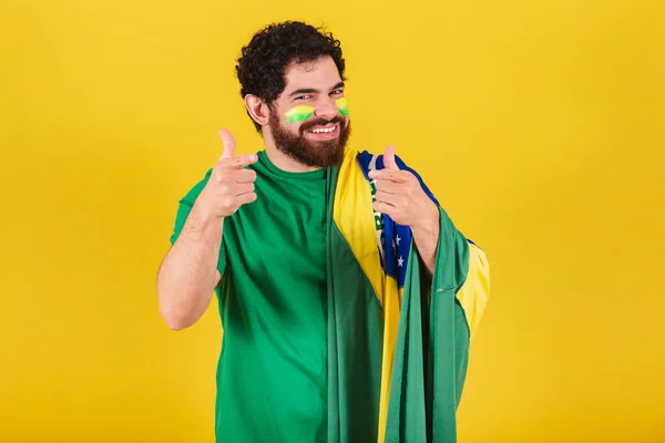 有胡子的高加索人 厚脸皮 足球迷从巴西 指向相机 选择你 — 图库照片