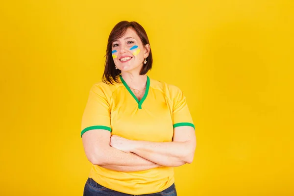 Жінка Рудим Волоссям Бразильський Футбольний Фанат Руки Перехрещені Посміхаються Оптимістичні — стокове фото