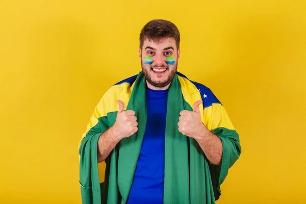 Kavkazský Brazilský Muž Brazilský Fotbalový Fanoušek Zvednutým Ukazováčkem Schválení Potvrzení — Stock fotografie