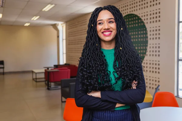 Ung Svart Kvinna Brasiliansk Entreprenör Affärskvinna Armarna Korsade Leende Ämbetet — Stockfoto