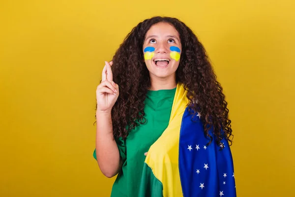 Brasilianerin Kaukasierin Fußballfan Mädchen Daumen Gekreuzt Jubelnd Wünschend Hoffnungsvoll — Stockfoto