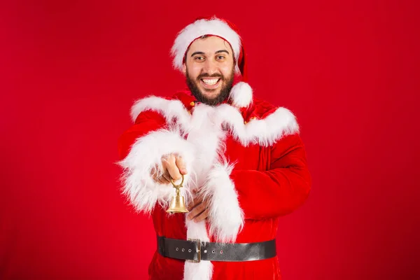 Brazilský Muž Oblečený Santa Claus Oblečení Drží Vánoční Zvon — Stock fotografie