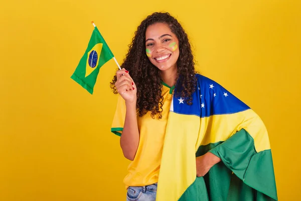 Jovem Negra Brasileira Futebol Agitando Bandeira Patriótico Nacionalista — Fotografia de Stock