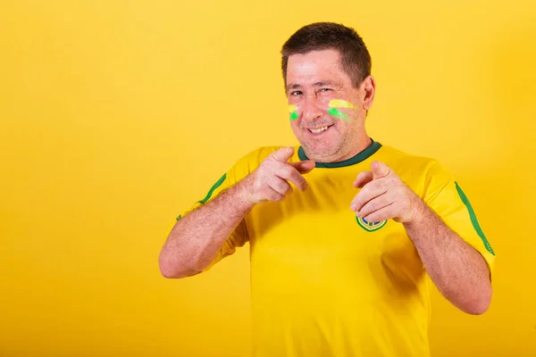 Взрослый Мужчина Футбольный Фанат Бразилии Указывает Камеру Выбирает Тебя — стоковое фото