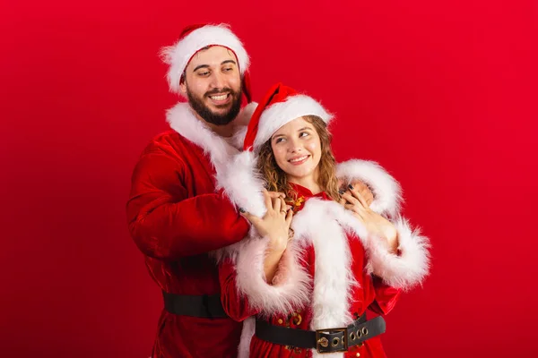 Βραζιλιάνικο Ζευγάρι Ντυμένο Χριστουγεννιάτικα Ρούχα Άγιος Βασίλης Αγκαλιά — Φωτογραφία Αρχείου