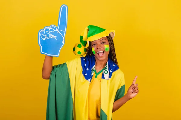 Donna Colore Giovane Appassionato Calcio Brasiliano Indossare Cappello Bandiera Schiuma — Foto Stock