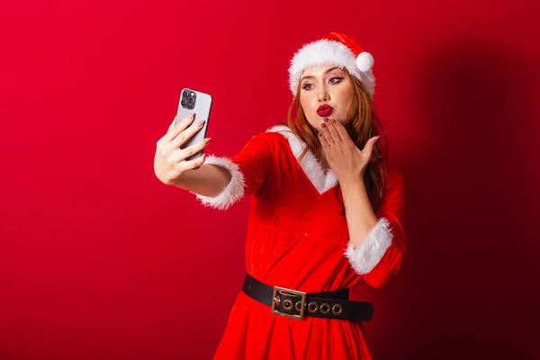 Piękna Brazylijska Rudowłosa Kobieta Ubrana Świąteczne Ubrania Święty Mikołaj Połączenie — Zdjęcie stockowe