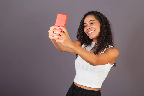 Genç Brezilyalı Siyahi Kadın Selfie Çekiyor Kırmızı Cep Telefonuyla Kendi — Stok fotoğraf