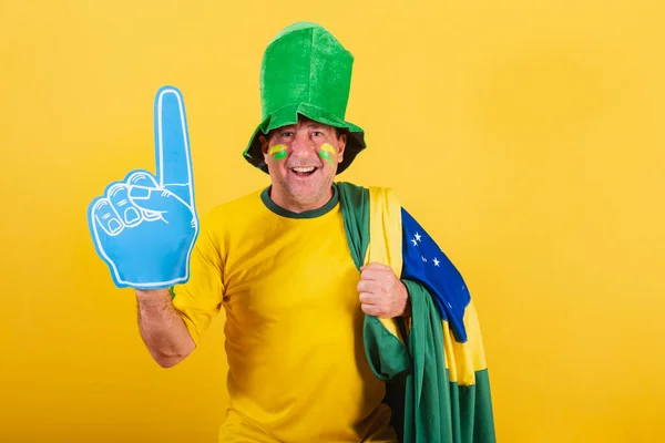 Дорослий Чоловік Футбольний Фанат Бразилії Вдягнений Прапор Пінистим Пальцем Посміхається — стокове фото