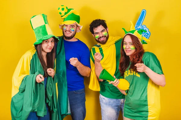 Grupa Przyjaciół Kibice Piłki Nożnej Brazylii Noszący Brazylijską Flagę Celujący — Zdjęcie stockowe