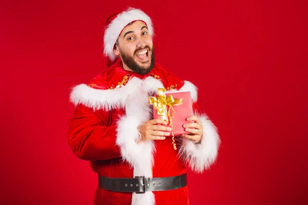 Brazilský Muž Oblečený Santa Claus Oblečení Drží Červený Dárek — Stock fotografie