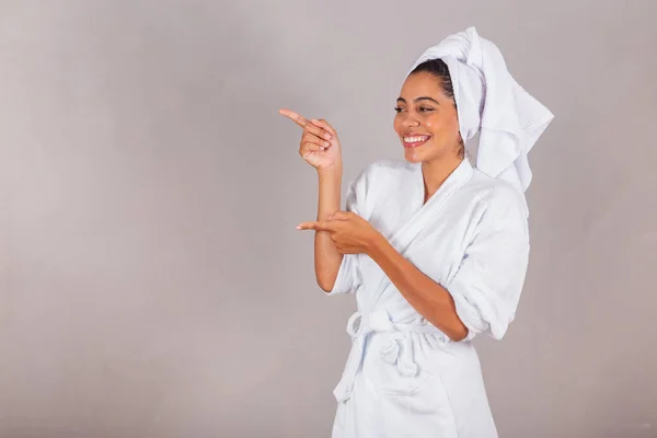 Mooie Braziliaanse Zwarte Vrouw Badjas Handdoek Wijzend Met Vingers Links — Stockfoto
