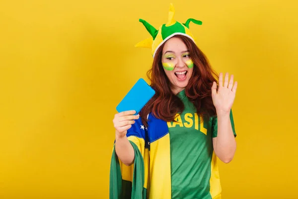 Kaukasiska Rödhårig Kvinna Brazil Fotboll Fan Poserar För Selfie Självporträtt — Stockfoto