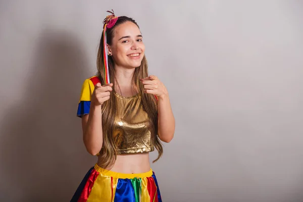 Прекрасна Бразильська Жінка Одягнена Фриво Вказує Камеру Вибирає — стокове фото