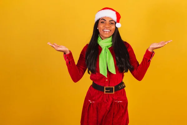 Krásná Černá Brazilská Žena Oblečená Vánočních Šatech Santa Claus Otevřenou — Stock fotografie