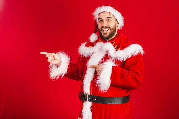 Hombre Brasileño Vestido Con Ropa Santa Claus Presentando Producto Texto — Foto de Stock