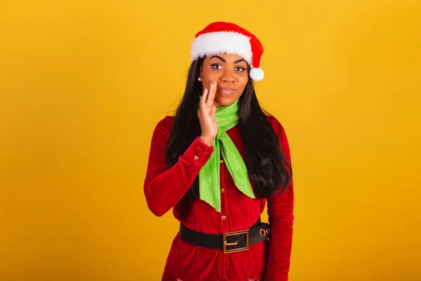 Vacker Svart Brasiliansk Kvinna Klädd Julkläder Tomten Berättar Hemlighet — Stockfoto