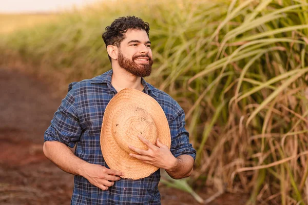 ブラジルの白人男性農民農村労働者農業技術者 彼の胸には藁帽子 — ストック写真