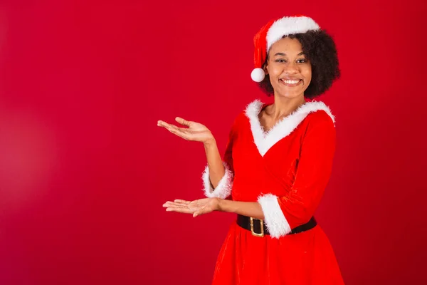 Schöne Schwarze Brasilianerin Gekleidet Als Weihnachtsmann Mama Claus Die Nebenbei — Stockfoto
