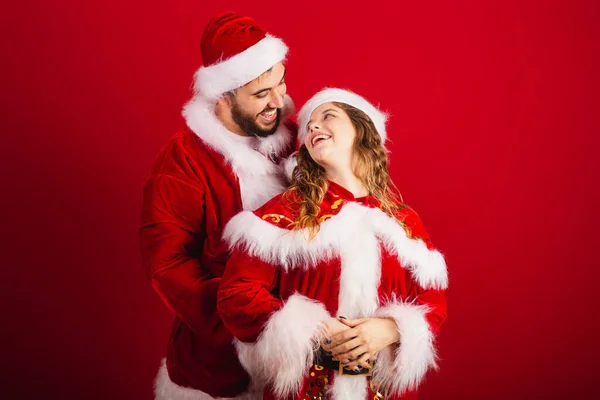 Βραζιλιάνικο Ζευγάρι Ντυμένο Χριστουγεννιάτικα Ρούχα Άγιος Βασίλης Αγκαλιά — Φωτογραφία Αρχείου