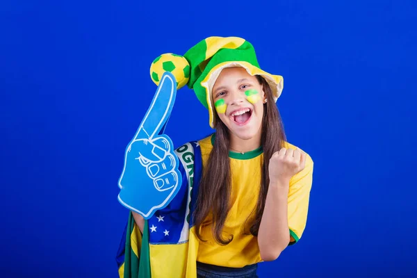 Jovem Futebol Brasil Vestido Chapéu Bandeira Usando Dedo Espuma Festa — Fotografia de Stock