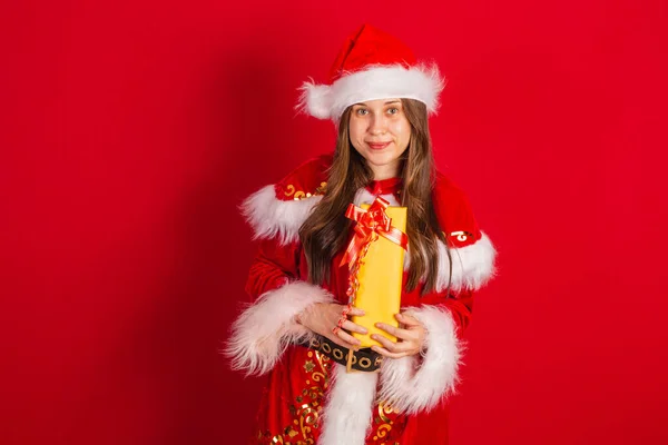 Caucásica Brasileña Vestida Navidad Santa Claus Sosteniendo Regalo Amarillo —  Fotos de Stock