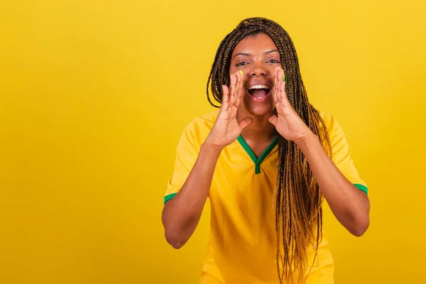 Mulher Negra Jovem Futebol Brasileiro Promoção Gritando Chamando Para Promoção — Fotografia de Stock