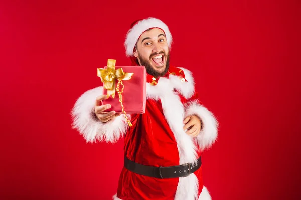 Brasilianischer Mann Gekleidet Weihnachtsmann Kleidung Überreicht Rotes Geschenk Die Kamera — Stockfoto