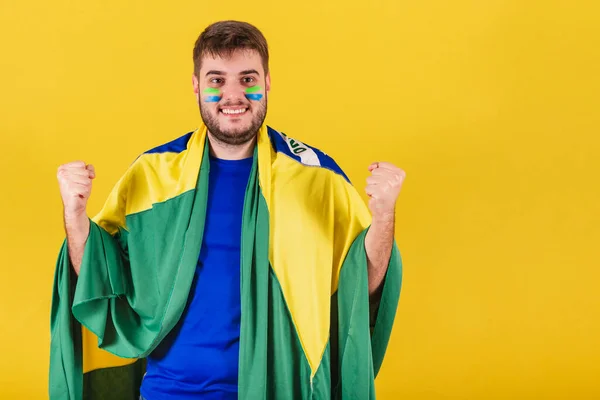 Biały Mężczyzna Fan Piłki Nożnej Brazylii Wibrujący Niezwykle Szczęśliwy Radosny — Zdjęcie stockowe