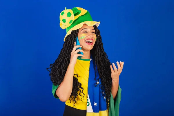 Czarny Brazylijczyk Fan Piłki Nożnej Mówienie Głosem Połączenie Głosowe Przez — Zdjęcie stockowe
