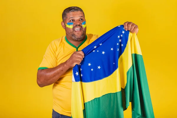 Braziliaanse Zwarte Man Voetbalfan Uit Brazilië Vlag Van Brazilië Hijsen — Stockfoto
