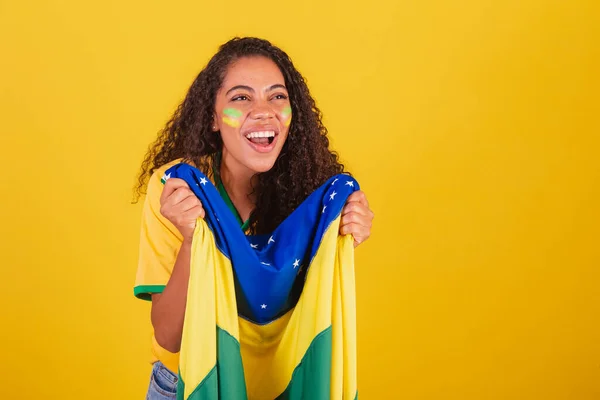 Νεαρή Μαύρη Βραζιλιάνα Οπαδός Του Ποδοσφαίρου Σημαία Brazil Φωνάζοντας Γκολ — Φωτογραφία Αρχείου