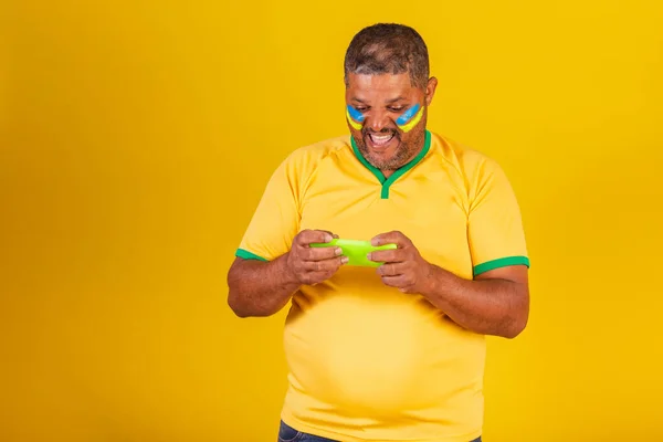 Brasiliansk Svart Man Fotbollsfan Från Brasilien Titta Spel Mobilen Smartphone — Stockfoto