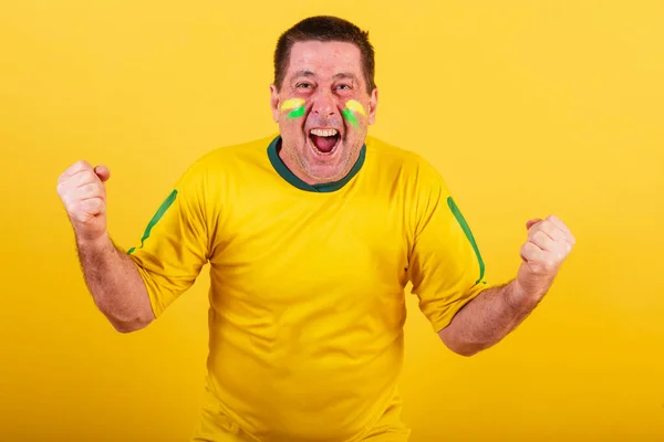 Yetişkin Adam Brezilya Futbol Fanatiği Çığlık Atan Golü Kutluyor — Stok fotoğraf