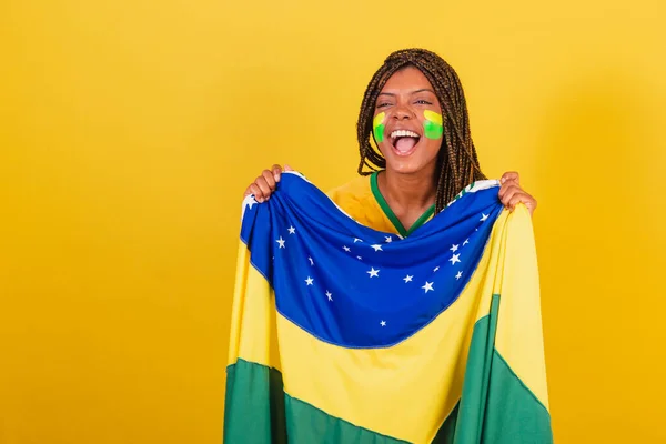 Mulher Negra Jovem Futebol Brasileiro Segurando Bandeira Brasil Acenando Comemorando — Fotografia de Stock