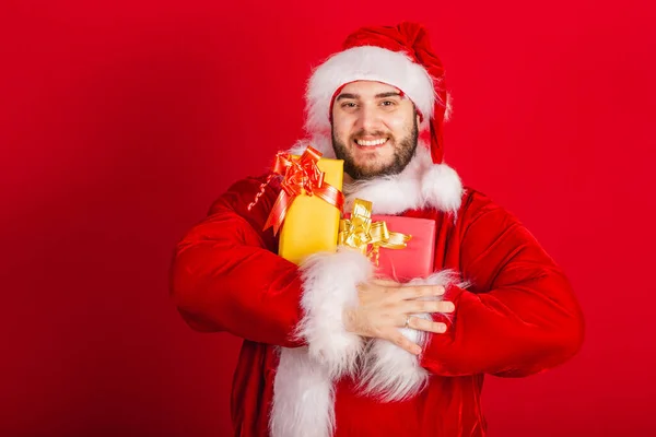 Běloch Brazilec Oblečený Vánočních Šatů Santa Claus Drží Dva Dary — Stock fotografie