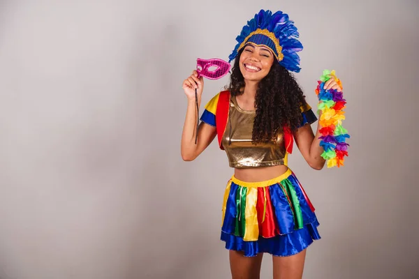 Schöne Schwarze Brasilianerin Mit Frevo Kleidung Karneval Karnevalsfedern Kopfbedeckung Mit — Stockfoto